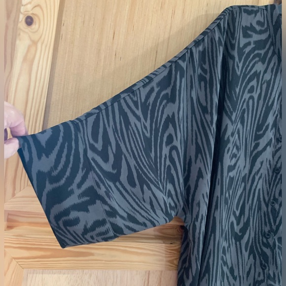 Torrid black gray zebra chiffon kimono shirt blouse size 3 (3X) - Picture 4 of 5